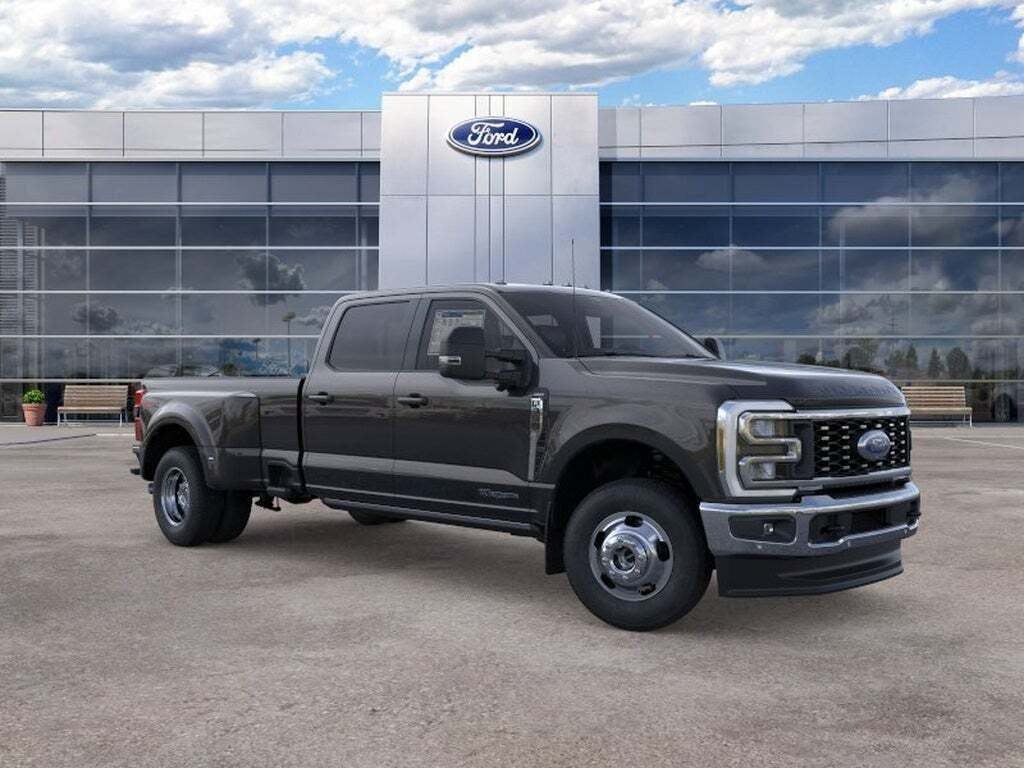 2026 Ford Super Duty F-350 DRW LARIAT